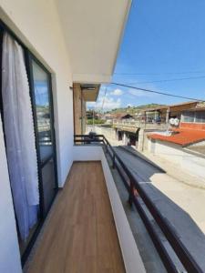 - un balcon donnant sur une rue dans l'établissement VILA 32, à Berat