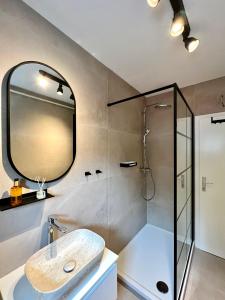 y baño con lavabo y ducha. en B88 apartments - Vila Palma, en Sveti Filip i Jakov