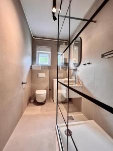 y baño con aseo y lavamanos. en B88 apartments - Vila Palma, en Sveti Filip i Jakov