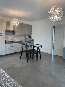 - une cuisine avec une table et des chaises dans la chambre dans l'établissement Marali Lake Apartments, à Desenzano del Garda
