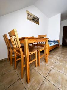 comedor con mesa de madera y sillas en Relax, en Niechorze