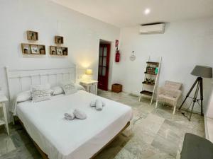 コルドバにあるEl Rincón del Sacristánのベッドルーム(白い大型ベッド1台、デスク付)