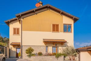 uma grande casa branca com um telhado castanho em La Baia by Wonderful Italy em Bellagio