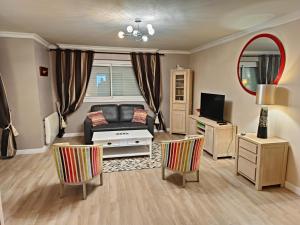 ein Wohnzimmer mit einem Sofa und einem TV in der Unterkunft Appartement Dreux in Dreux