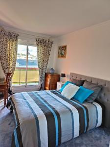 - une chambre avec un lit et une vue sur l'océan dans l'établissement Appartement Dreux, à Dreux
