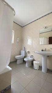 baño con 2 aseos y lavamanos en Casa do Miradouro, en Carrapateira