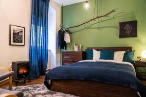 una camera con letto e camino di Gentlemen's Apartment near Brno-Center a Brno