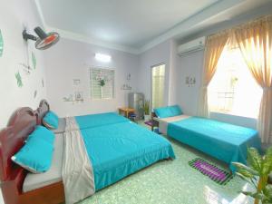 1 Schlafzimmer mit 2 Betten und einem Fenster in der Unterkunft Jaymo Motel in Vũng Tàu