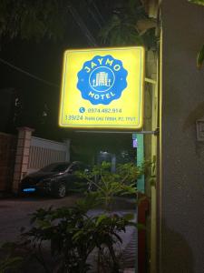 una señal en el lateral de un edificio con coche en Jaymo Motel en Vung Tau