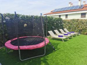 trampolina na podwórzu z krzesłami w obiekcie Siora w mieście Nijvice