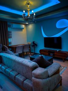 ein Wohnzimmer mit einem Sofa und einem Flachbild-TV in der Unterkunft Eyüpsultan ABS Suites in Istanbul