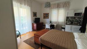 1 dormitorio con cama, escritorio y cocina en Villa Le Statue en Florencia