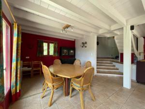 uma sala de jantar com uma mesa de madeira e cadeiras em Villa Champie em Pradons