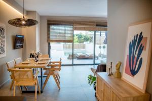 uma sala de jantar com mesa e cadeiras em Ambient Living em Preveza