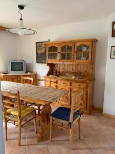 a dining room with a wooden table and chairs at Appartamento Toscani in Vic