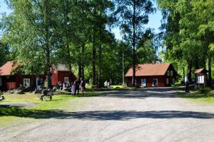 eine Gruppe von Menschen, die am Straßenrand stehen in der Unterkunft Skagagården, Mossen in Undenäs