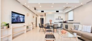 sala de estar con sofá y mesa en BnBIsrael apartments - Edouard Bernstein Ambre, en Tel Aviv