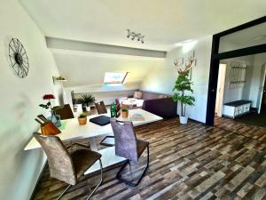 a living room with a table and chairs at Ferien-Füchse Braunlage in Braunlage