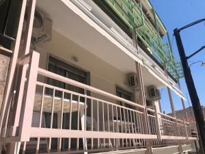 Central apartment في إيراكليتسا: شرفة منزل مع سور أبيض