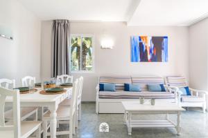 sala de estar con mesa y sofá en Mediterranean Way - Punta Prima, en La Pineda