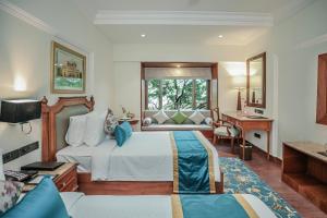 Un pat sau paturi într-o cameră la Regenta Central Lucknow by Royal Orchid Hotels Limited