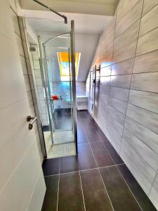 een badkamer met een inloopdouche en een spiegel bij Ferien-Füchse in Braunlage