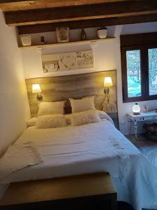 een slaapkamer met een groot bed en 2 ramen bij Casa Playa Loredo in Loredo