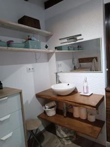 een badkamer met een wastafel en een spiegel bij Casa Playa Loredo in Loredo