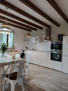 een keuken met een tafel en stoelen in een kamer bij Casa Playa Loredo in Loredo