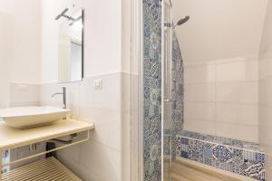 bagno con lavandino e doccia di Mare del Salento Residence by BarbarHouse a Torre Lapillo