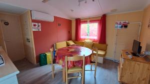 a small room with a table and chairs and a kitchen at Muntagn' home in Corte