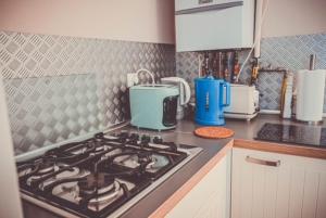 a kitchen with a stove top oven in a kitchen at cdn Pokoje in Lublin