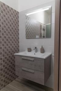 bagno con lavandino e specchio di L'Affresco Affittacamere a Campolattaro