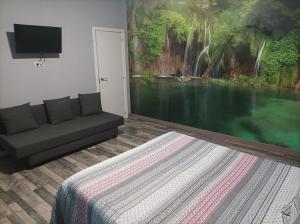 una sala de estar con sofá y una pintura en la pared en Hostal El Bosque Encantado Toledo, en Toledo