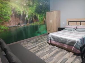 Hostal El Bosque Encantado Toledo في طليطلة: غرفة نوم جدارية كبيرة على نهر