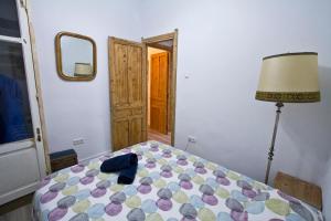 um quarto com uma cama com um candeeiro e um espelho em Beach House San Sebastian em San Sebastián