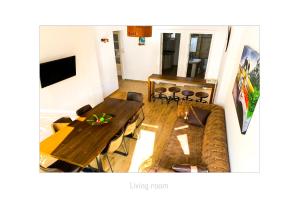 sala de estar con mesa y sofá en Apartament Dinicu, Brasov, Romania, en Brasov