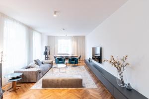 a living room with a couch and a table at Z-Suites K7 in Berlin