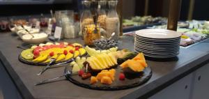 un buffet avec deux assiettes de fruits sur un comptoir dans l'établissement Hotel am Kurpark, à Bad Wimpfen