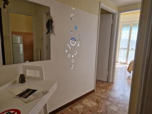 La salle de bains est pourvue d'un lavabo et d'un miroir mural. dans l'établissement Ligure Residence, à Borgio Verezzi