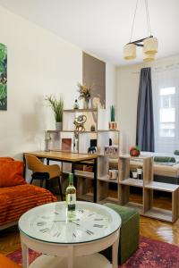 A seating area at Margaret Apartment by the Danube