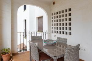 ein Esszimmer mit einem Tisch und Stühlen auf dem Balkon in der Unterkunft marina duquesa 839 in Manilva