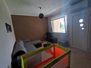 uma sala de estar com um sofá e uma mesa em A & F Apartments - Fay's house em Kalivia Poligirou