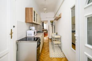 A kitchen or kitchenette at Margaret Apartment by the Danube