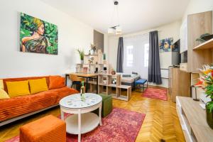 A seating area at Margaret Apartment by the Danube