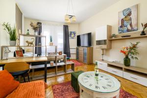 A television and/or entertainment centre at Margaret Apartment by the Danube