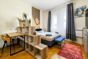 A bed or beds in a room at Margaret Apartment by the Danube
