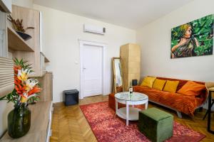 A seating area at Margaret Apartment by the Danube