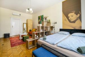 A bed or beds in a room at Margaret Apartment by the Danube