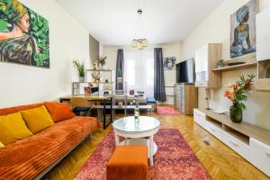 A seating area at Margaret Apartment by the Danube